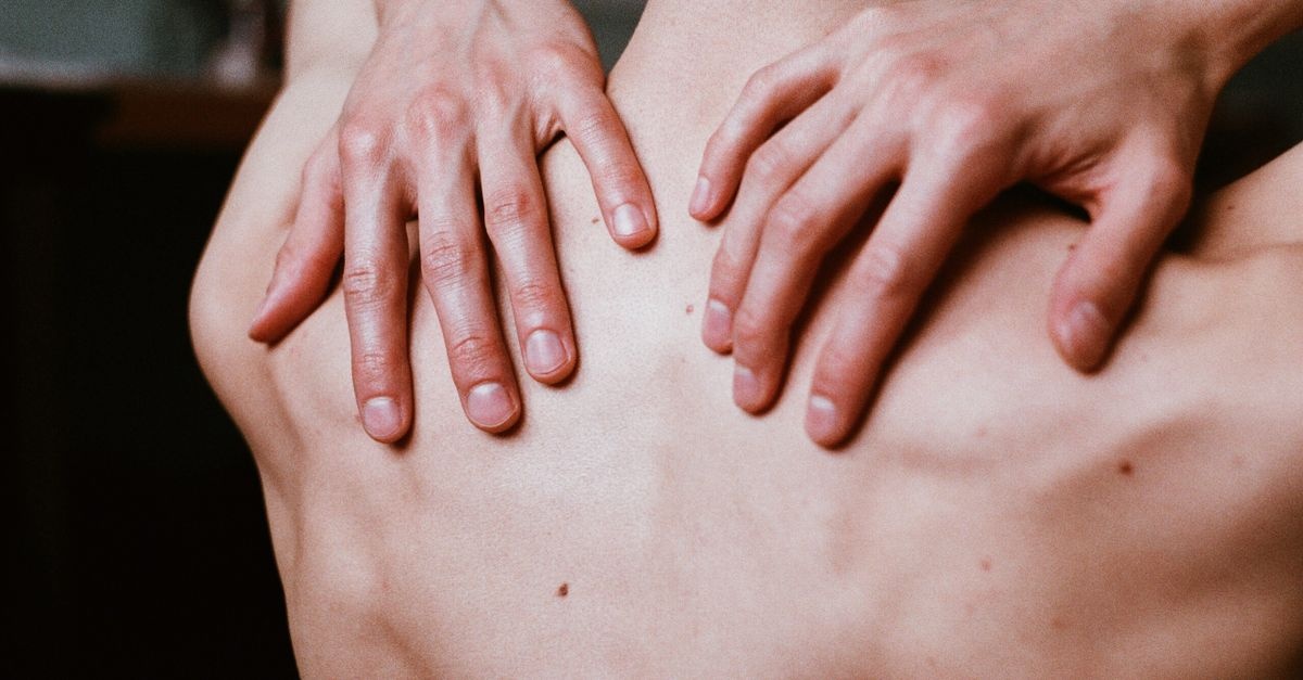 Quando lo stress pesa sulla schiena: cause, segnali e strategie per tornare a stare bene