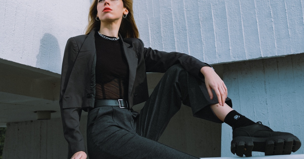 Eleganza Misteriosa: Come Abbinare le Tonalità Scure per Outfit che Fanno Colpo