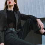 Eleganza Misteriosa: Come Abbinare le Tonalità Scure per Outfit che Fanno Colpo