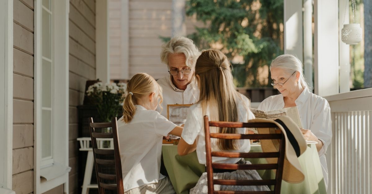 Nonni troppo presenti? Strategie gentili per gestire la loro invadenza in famiglia
