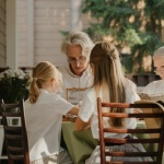 Nonni troppo presenti? Strategie gentili per gestire la loro invadenza in famiglia
