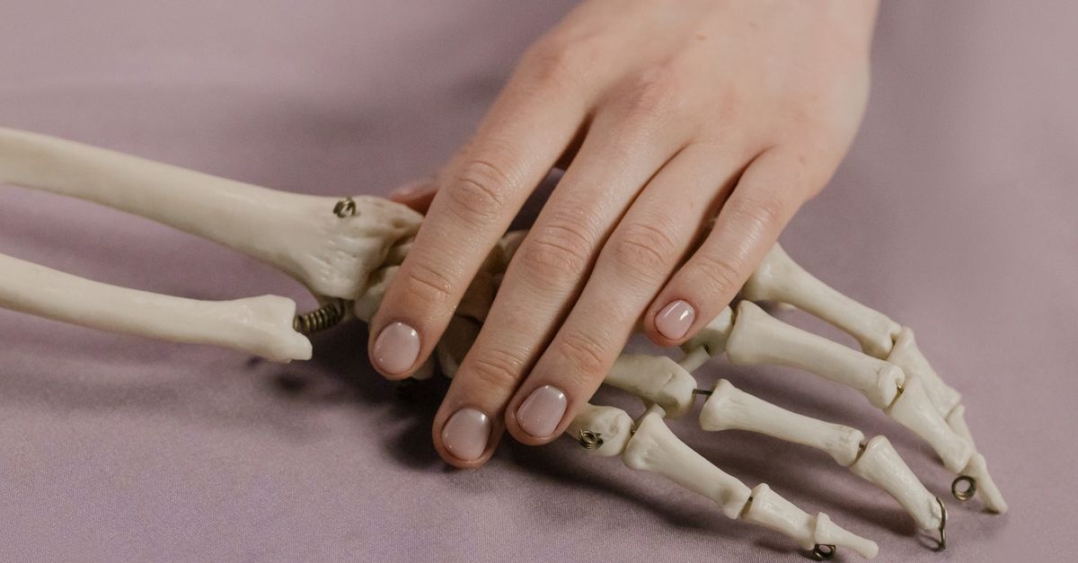 Ossa forti a ogni età: come le donne possono prevenire l’osteoporosi con abitudini quotidiane