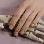 Ossa forti a ogni età: come le donne possono prevenire l’osteoporosi con abitudini quotidiane