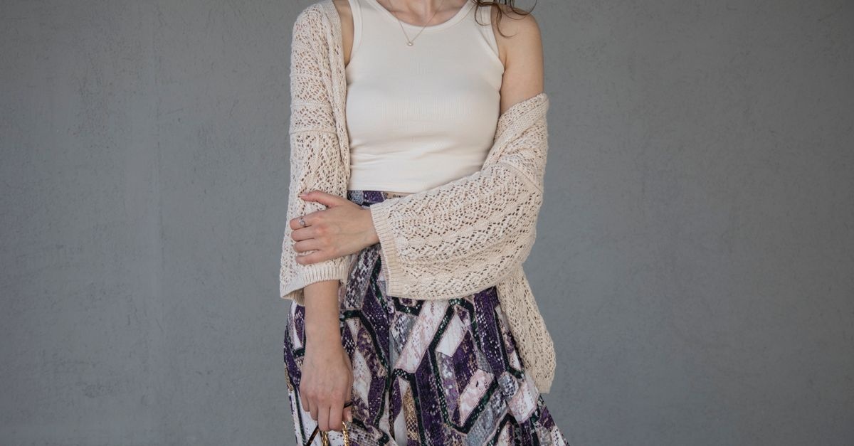 Il cardigan che fa la differenza: eleganza femminile da mattina a sera