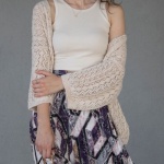 Il cardigan che fa la differenza: eleganza femminile da mattina a sera