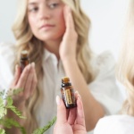 Il segreto della pelle luminosa: come usare l’olio di jojoba per il viso ogni giorno