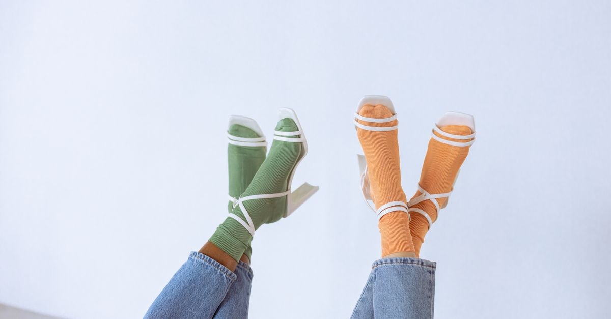 Calzini e sandali: guida di stile per indossarli con personalità