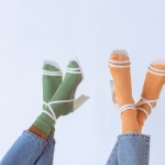 Calzini e sandali: guida di stile per indossarli con personalità