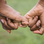 Promesse che Uniscono: Idee e Rituali per Rafforzare la Vostra Storia d’Amore