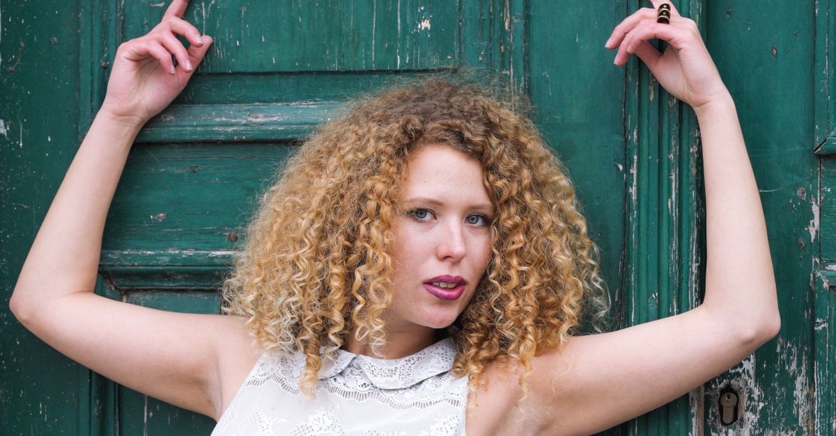 Ricci Assetati? Strategie e Trucchi per Ridare Vita ai Capelli Ondulati e Secchi