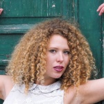 Ricci Assetati? Strategie e Trucchi per Ridare Vita ai Capelli Ondulati e Secchi