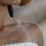 Macchie e pelle più scura sul collo: cause comuni e soluzioni efficaci per ritrovare un tono uniforme