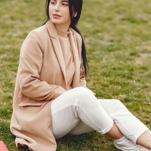 Eleganza Naturale: Idee di Look Beige per Donna da Mattina a Sera